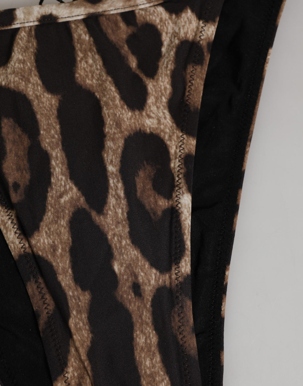 Culotte tanga triangle marron à motif léopard de Dolce & Gabbana, sous-vêtements élégants et confortables pour femmes.
