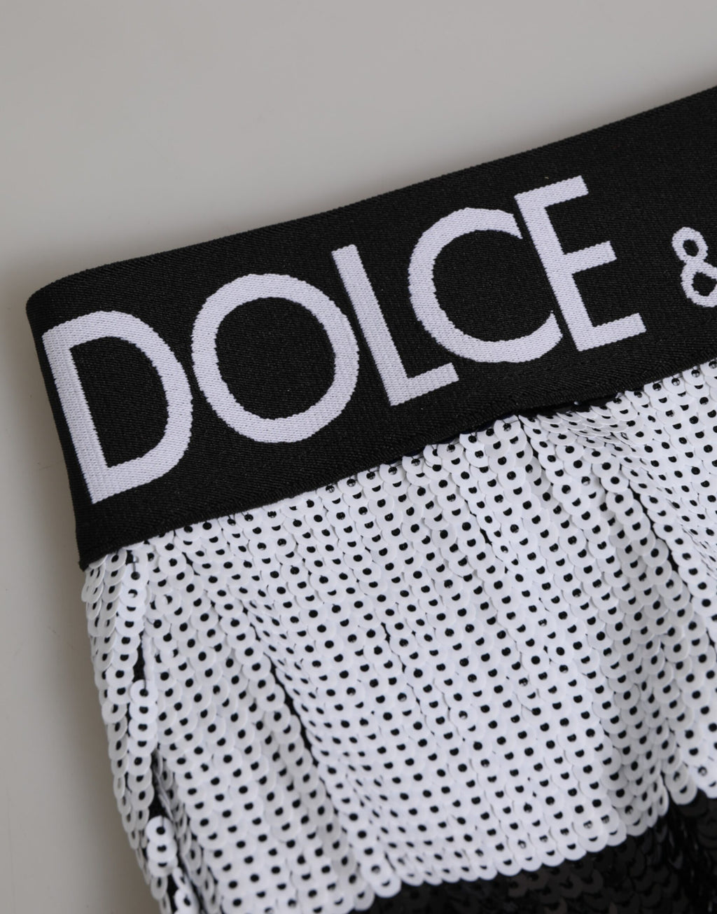 Culotte haute noire et blanche Dolce & Gabbana en sequins, sous-vêtements élégants et glamour.