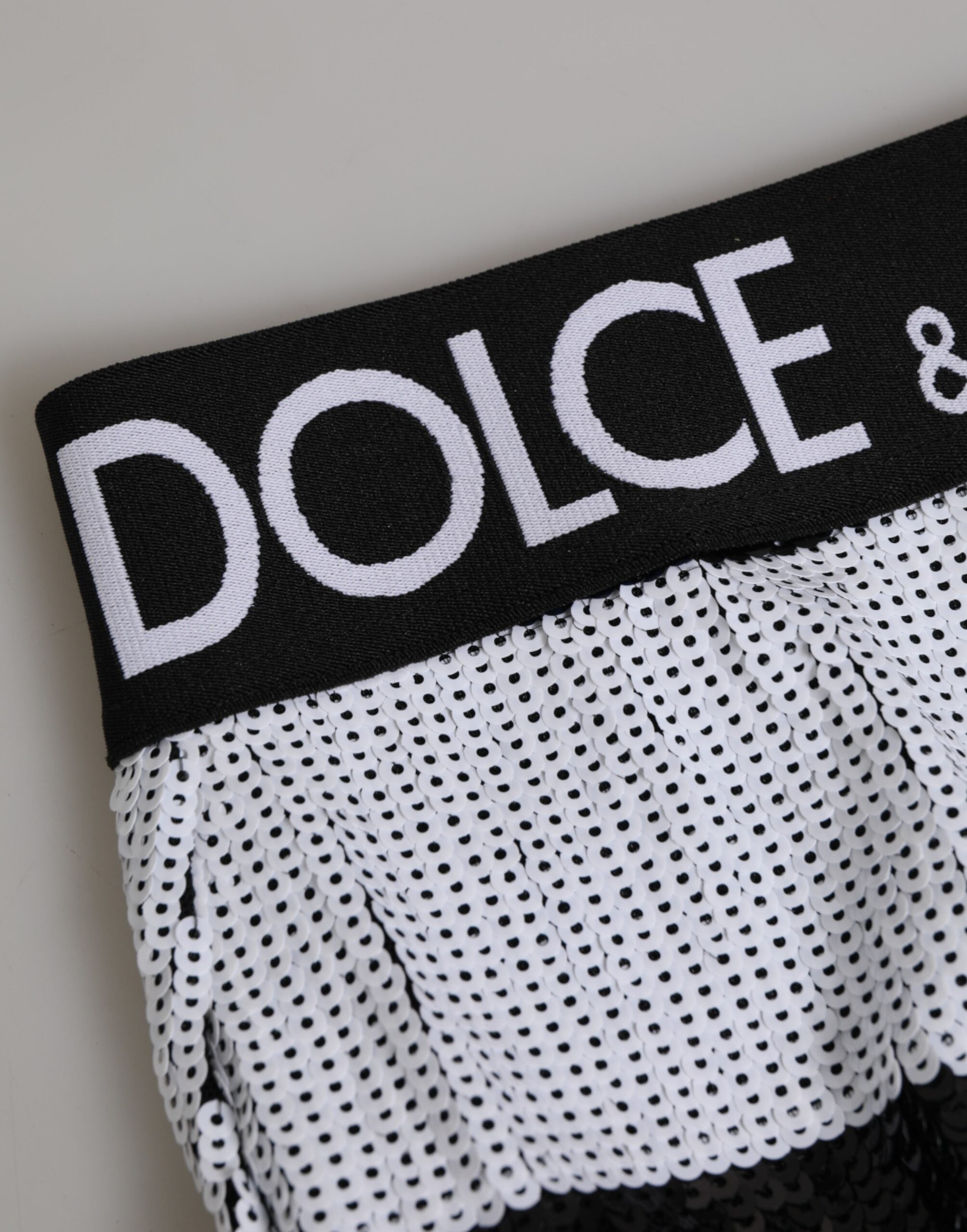 Culotte haute noire et blanche Dolce & Gabbana en sequins, sous-vêtements élégants et glamour.