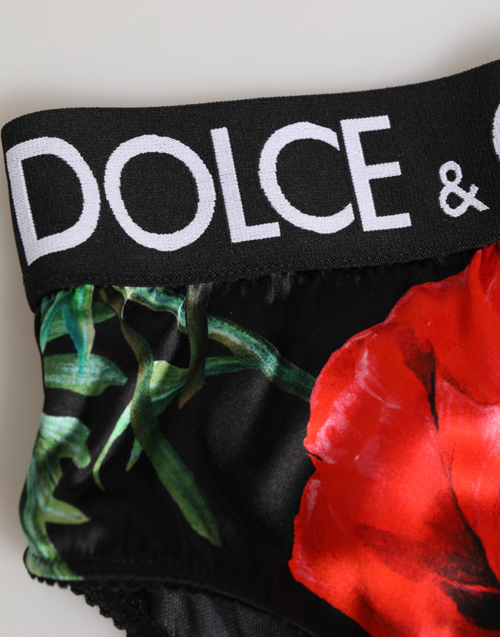 Culotte noire en soie à fleurs Dolce & Gabbana avec taille haute et détails élégants, vue de face.