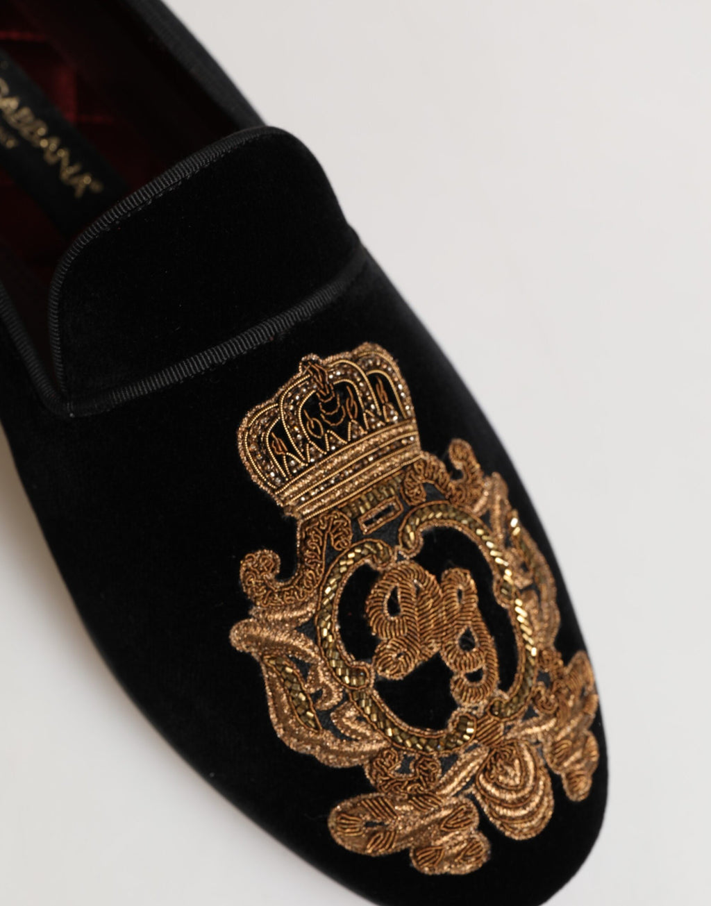 Chaussures loafers pour homme Dolce & Gabbana en velours noir avec couronne en or, élégantes et sophistiquées.