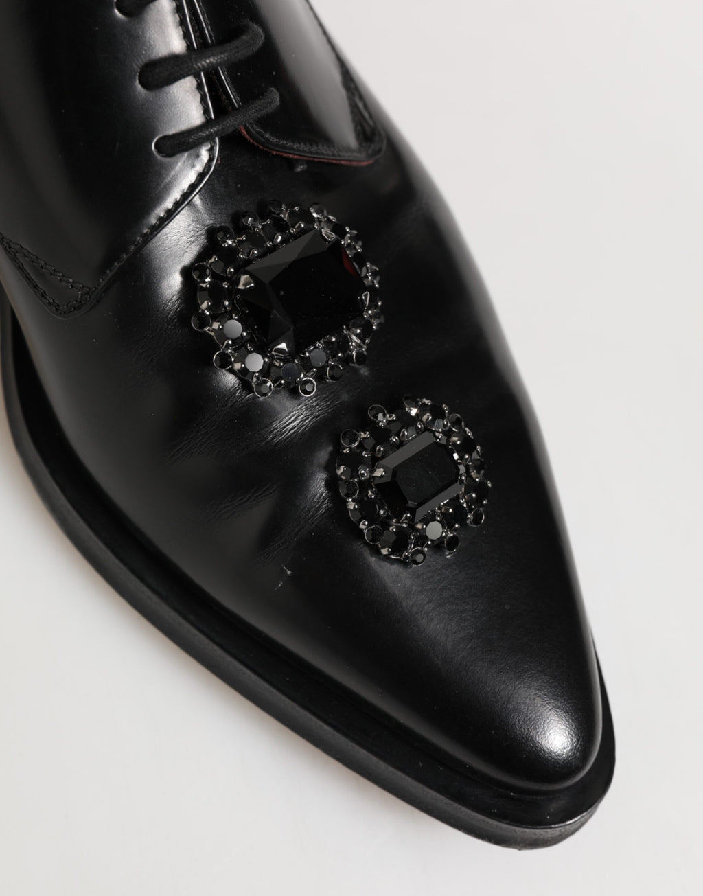 Chaussures Derby en cuir noir Dolce & Gabbana avec bijoux et cristaux, élégantes et raffinées, vues de face.