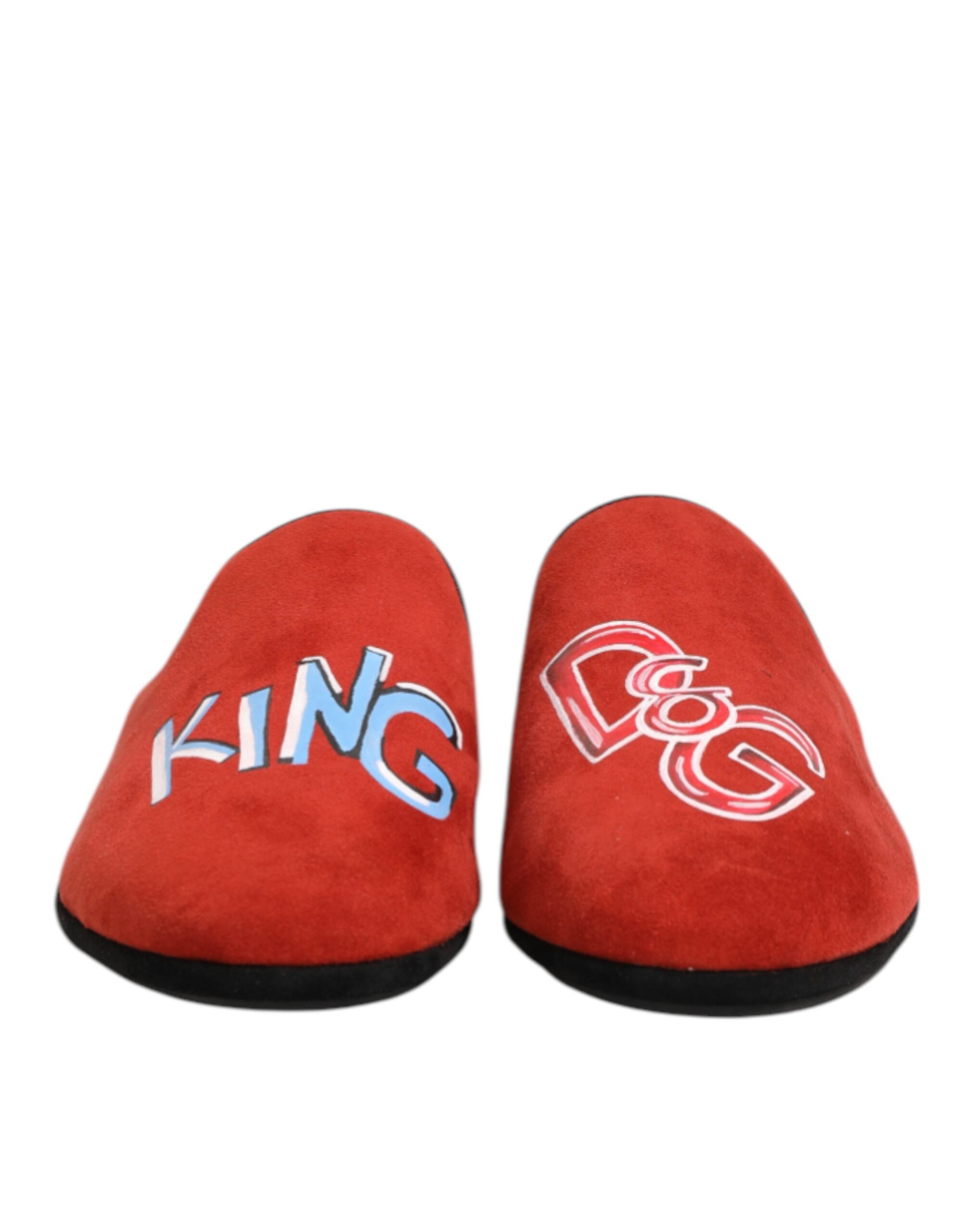 Pantoufles hommes Dolce & Gabbana DG King en daim rouge, chaussures de maison élégantes et confortables.