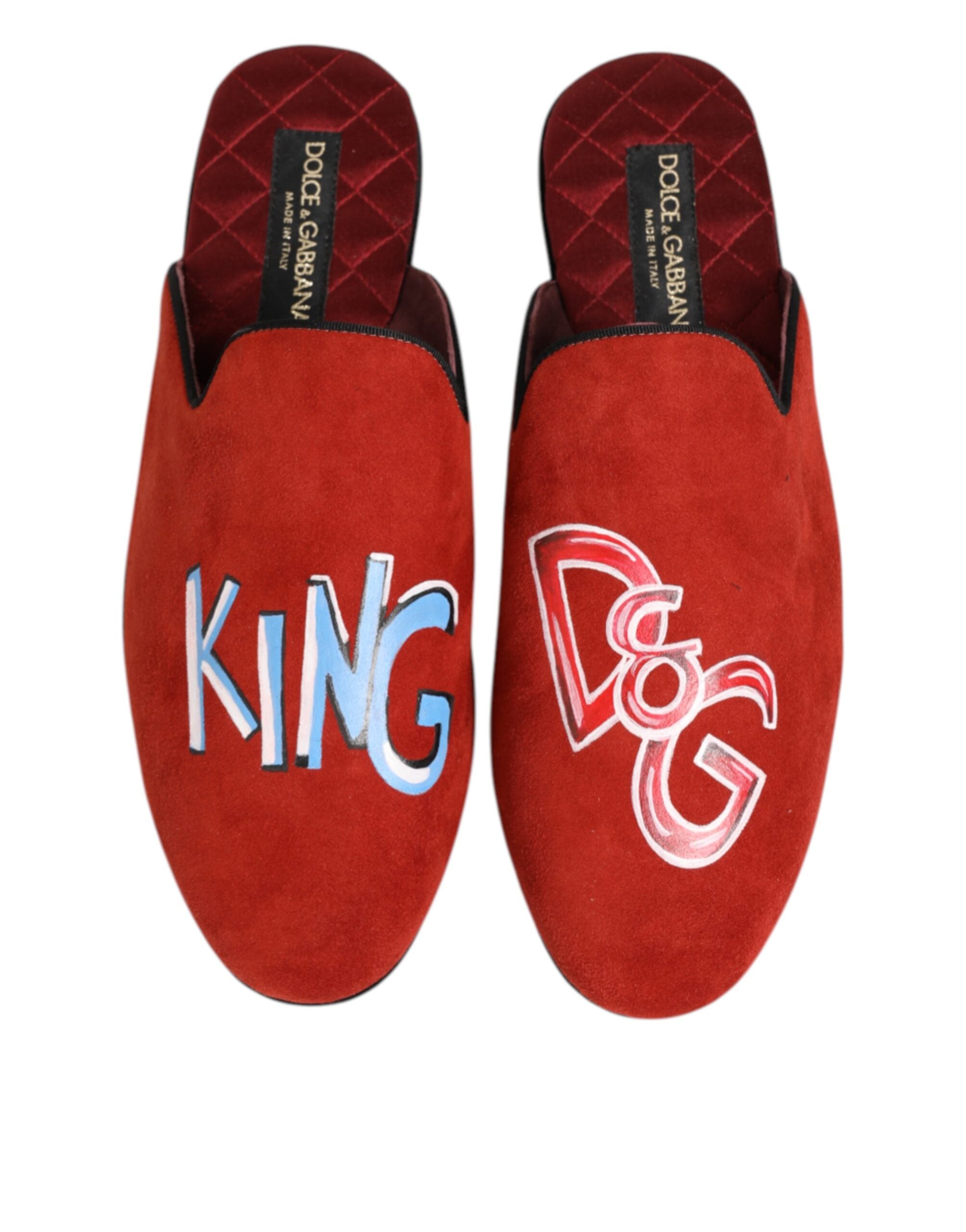 Pantoufles homme Dolce & Gabbana en daim rouge DG King, chaussures de maison élégantes et confortables.