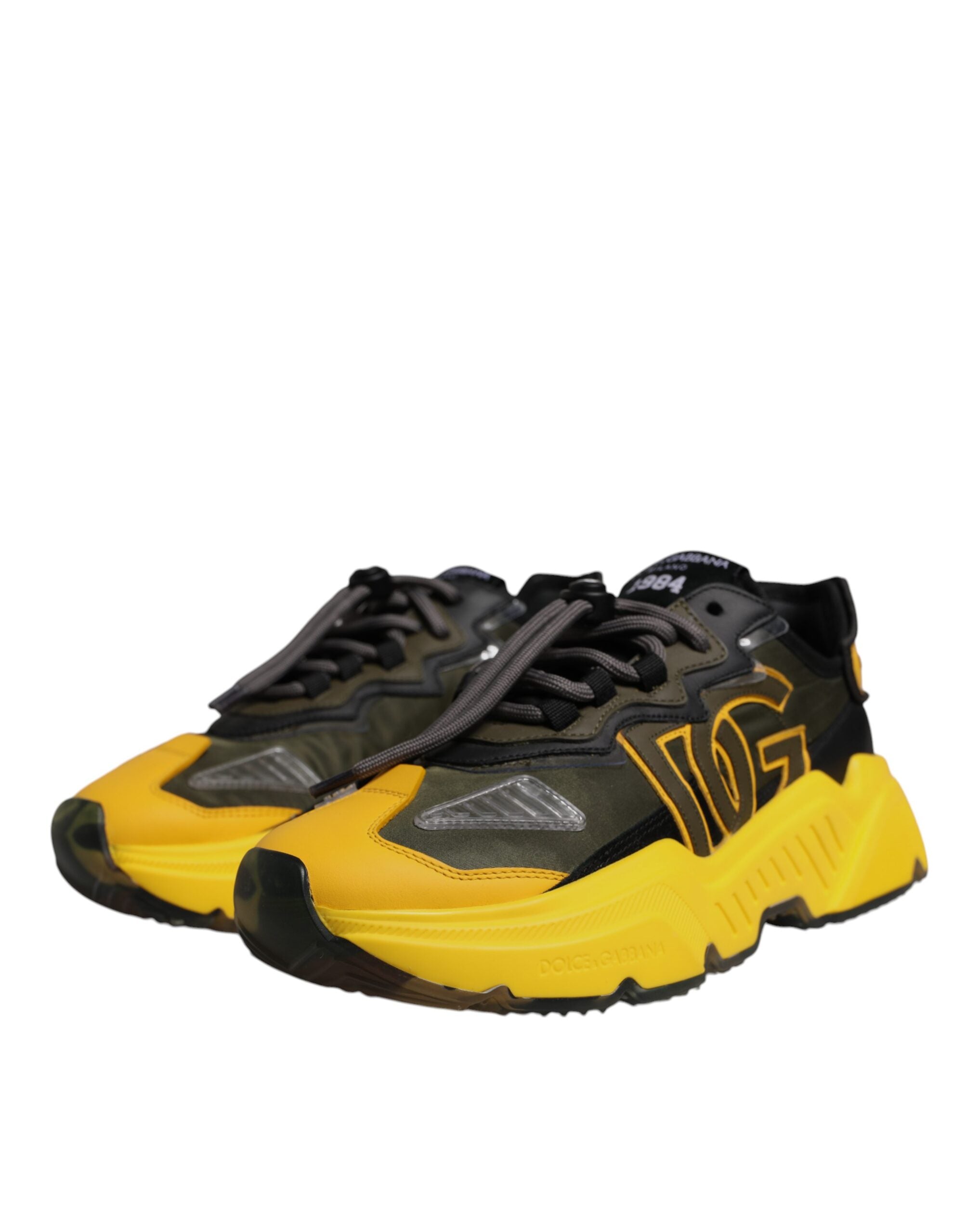 Chaussures sneakers basses Dolce & Gabbana Daymaster noires et jaunes, vue de face avec détails du design.