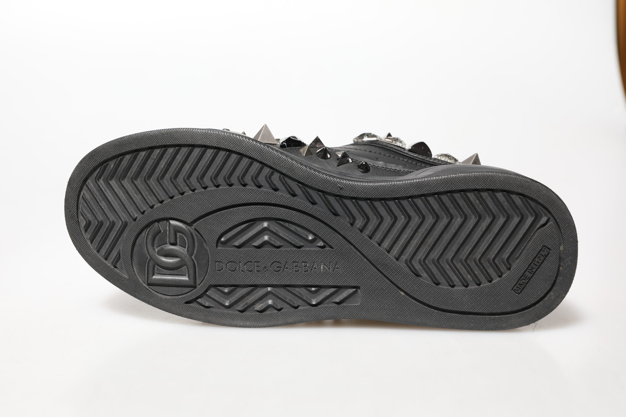 Chaussures sneakers pour homme Dolce & Gabbana Portofino noires avec studs, vue en gros plan sur le dessus.