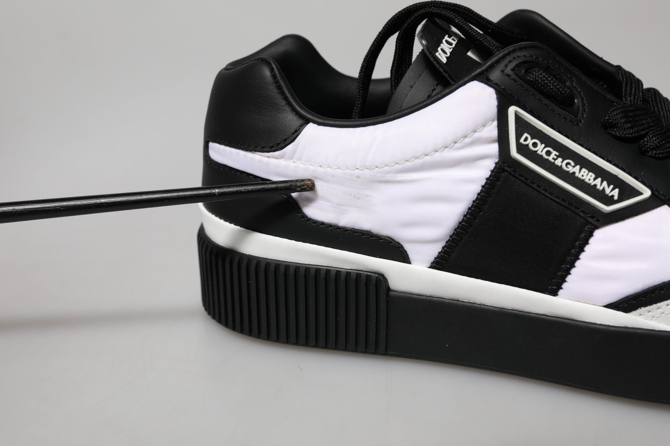 Chaussures sneakers basses Dolce & Gabbana Miami en cuir noir et blanc, vue de face.