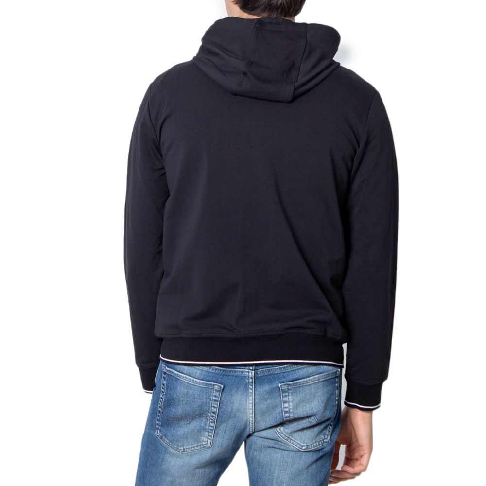 Sweat à capuche en coton noir Armani Exchange, vue de face, avec logo discret sur la poitrine, porté sur un mannequin.