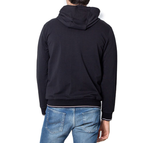 Sweat à capuche en coton noir Armani Exchange, vue de face, avec logo discret sur la poitrine, porté sur un mannequin.