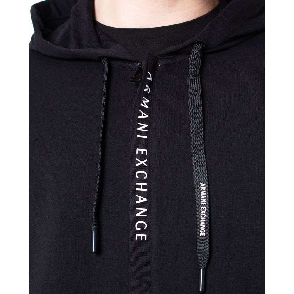 Sweat à capuche en coton noir de la marque Armani Exchange, vue de face avec logo visible sur la poitrine.