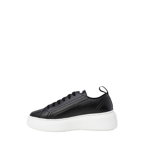 Baskets basses en cuir synthétique noir Armani Exchange, style décontracté pour homme, vue de face sur fond blanc