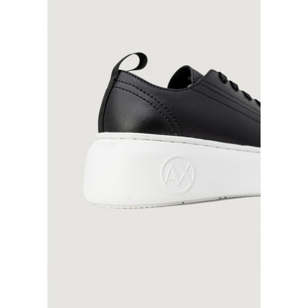 Baskets basses en cuir artificiel noir Armani Exchange pour homme, vue de face, avec semelle blanche et design moderne
