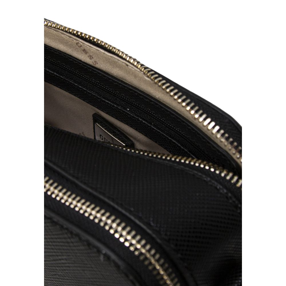 Sac à main Guess en polyéthylène noir, élégant et moderne, avec poignées et détails sophistiqués visible dans l'image.