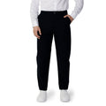 Pantalon décontracté en coton bleu Armani Exchange, style casual avec coupe moderne, porté sur un mannequin.