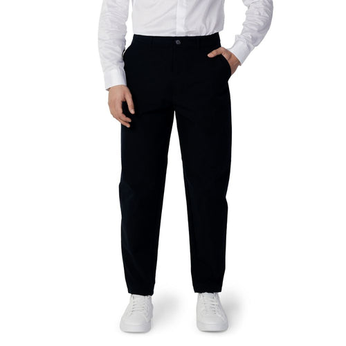 Pantalon décontracté en coton bleu Armani Exchange, style casual avec coupe moderne, porté sur un mannequin.