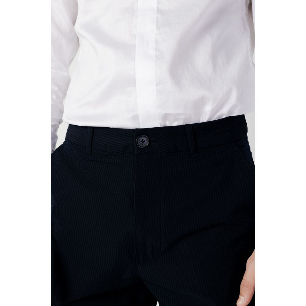Pantalon décontracté en coton bleu de la marque Armani Exchange, coupe confortable et style casual pour homme.
