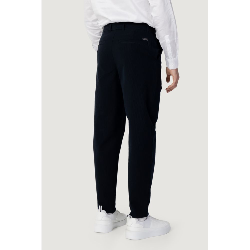 Pantalons décontractés en coton bleu Armani Exchange pour homme, vue de face avec détails de la coupe et de la texture du tissu.