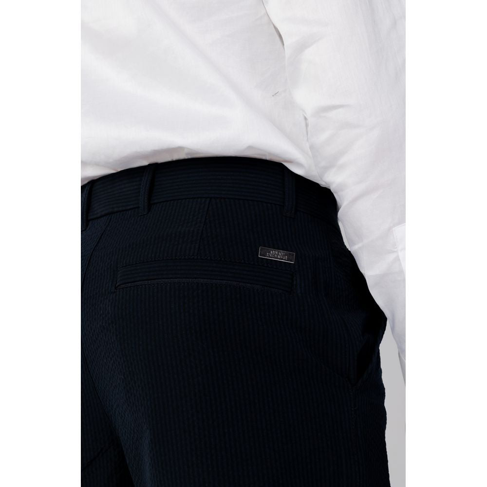 Pantalon décontracté en coton bleu de marque Armani Exchange, style casual pour hommes.