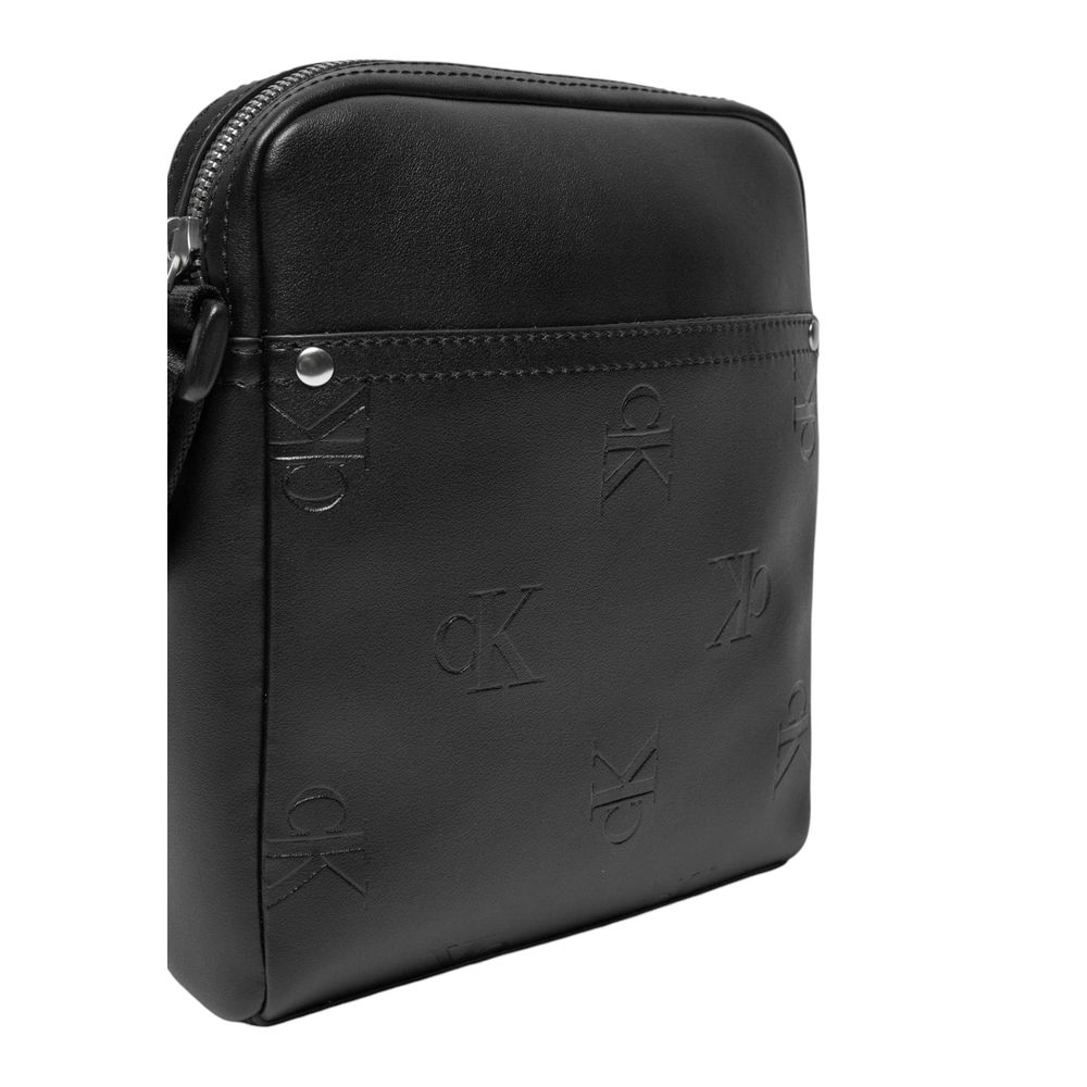 Sac messenger Calvin Klein Jeans noir en polyéthylène, avec poches et bandoulière réglable visible sur l'image.