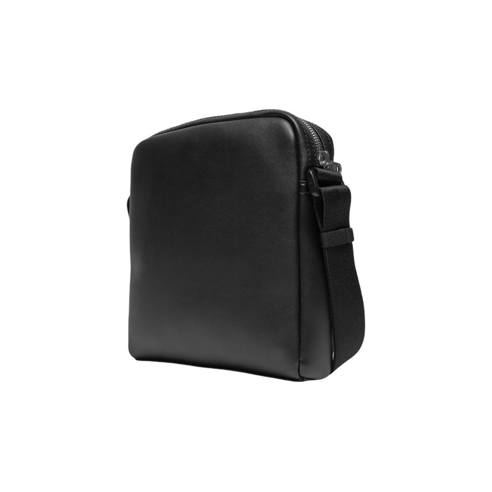Sac messenger noir en polyéthylène de la marque Calvin Klein Jeans, avec bandoulière ajustable et logo visible.