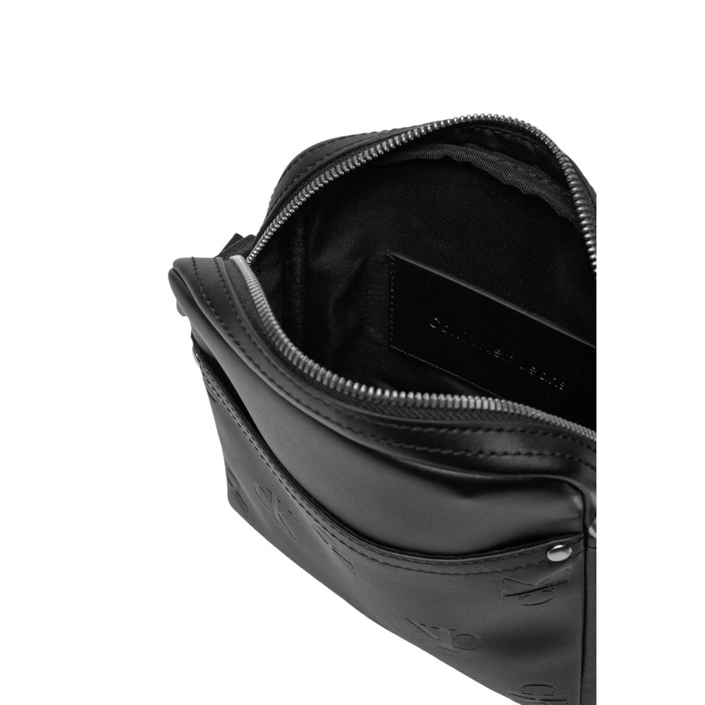 Sac messager noir en polyéthylène de Calvin Klein Jeans avec logo visible, idéal pour un style décontracté et pratique.