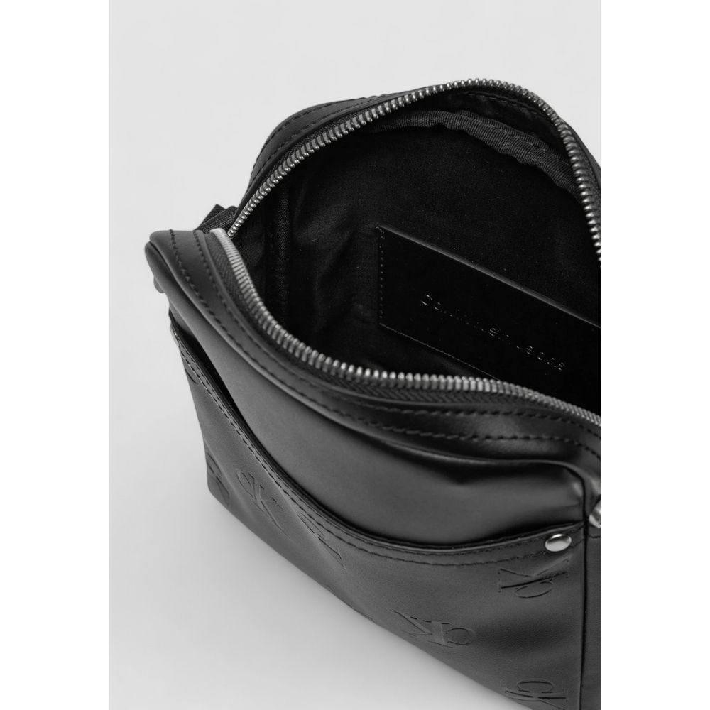 Sac messenger Calvin Klein Jeans noir en polyéthylène avec poche avant et bandoulière réglable, pour un style moderne et pratique.