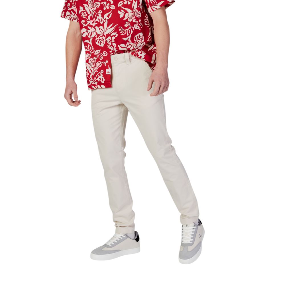 Jeans beige en coton Tommy Hilfiger, coupe skinny, visible en détail avec poches et coutures sur fond neutre.