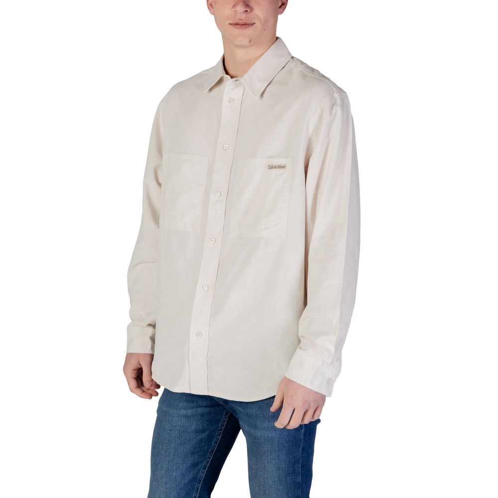 Chemise beige en coton recyclé de Calvin Klein Jeans, vue de face, avec col et boutons visibles.