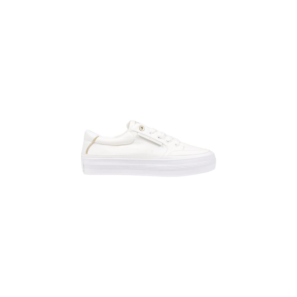 Chaussures Tommy Hilfiger en coton recyclé, baskets basses crème avec lacets, vue de face sur fond blanc.