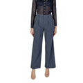 Pantalons décontractés en polyester recyclé gris de Calvin Klein Jeans, coupe confortable et style casual pour homme ou femme.