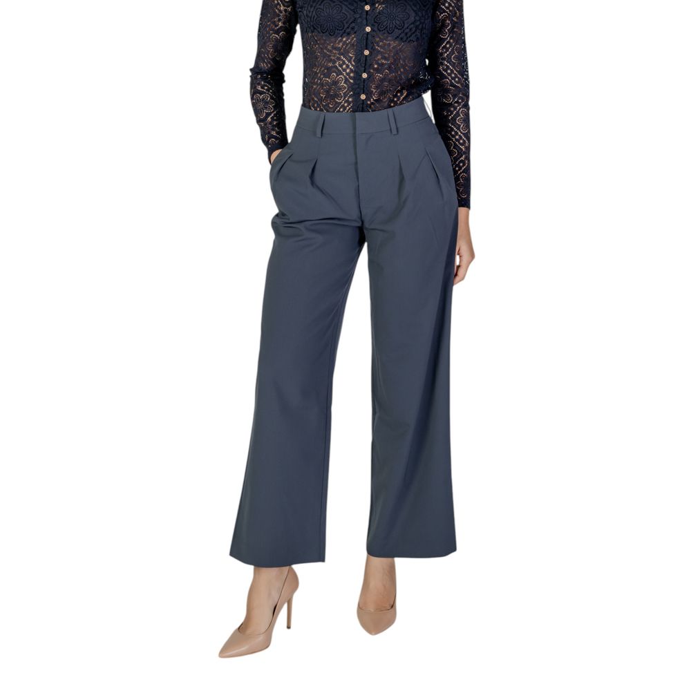 Pantalons décontractés en polyester recyclé gris de Calvin Klein Jeans, vue de face, tissu confortable et style casual.