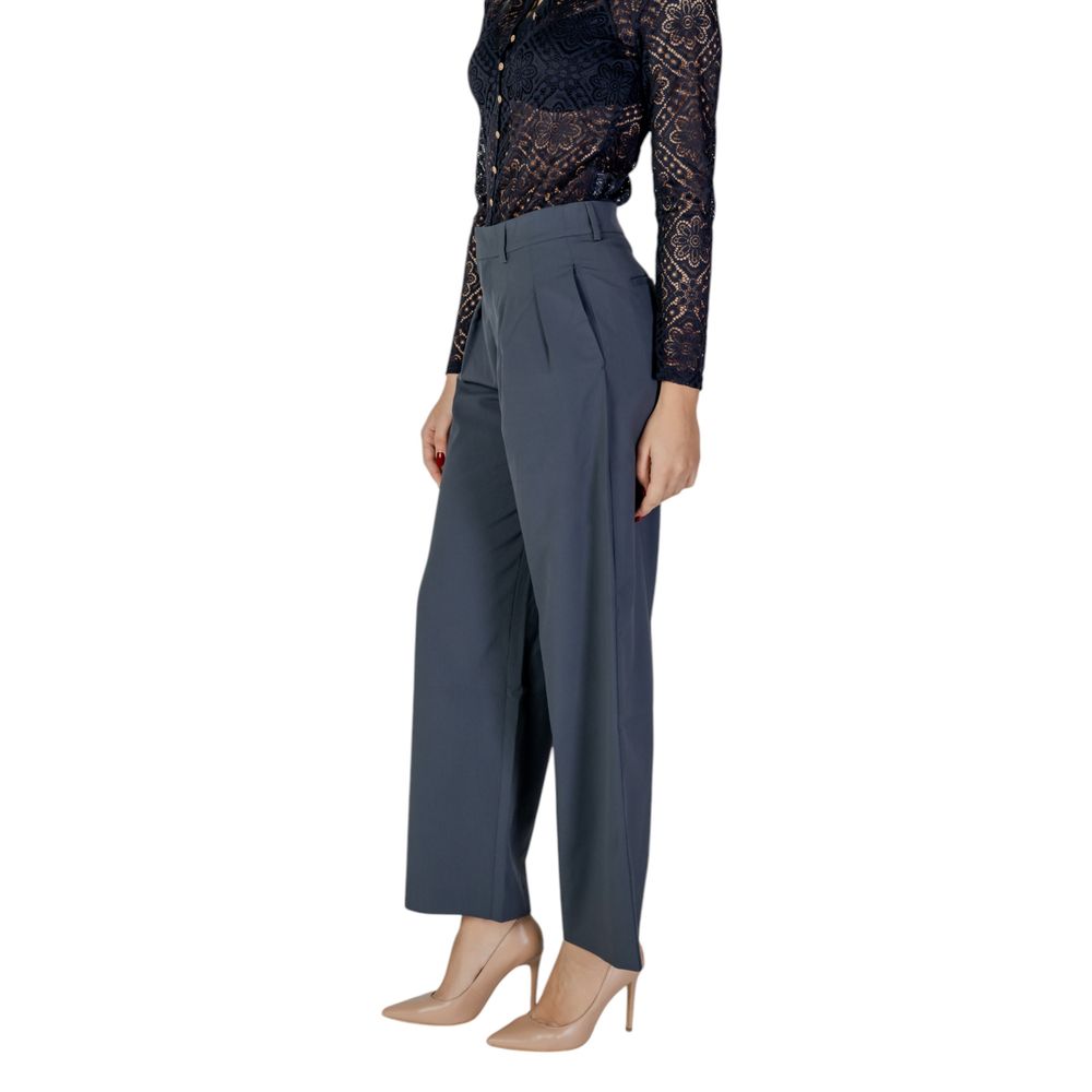 Pantalon décontracté gris en polyester recyclé de Calvin Klein Jeans, vue de face, tissu confortable et style casual.
