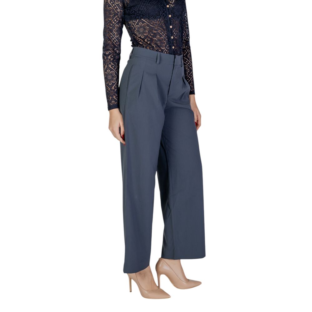 Pantalon décontracté en polyester recyclé gris de Calvin Klein Jeans, visible avec coupe confortable et détail de la marque.