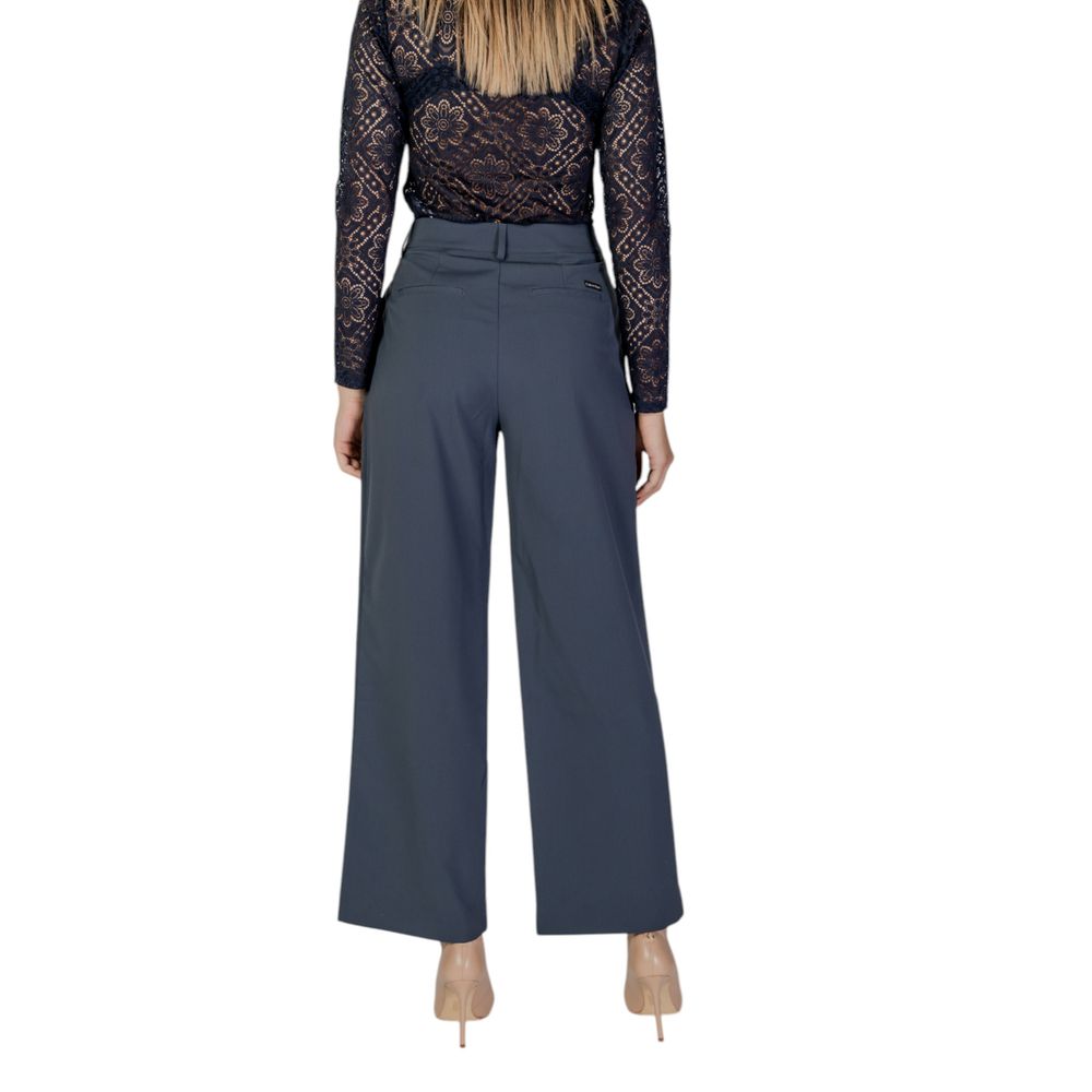 Pantalons décontractés gris en polyester recyclé de Calvin Klein Jeans, vue de face, avec poches et passants de ceinture.