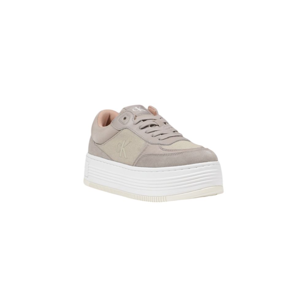 Sneakers plateforme beige en coton recyclé de Calvin Klein Jeans, vue de face, avec semelle épaisse et design moderne.