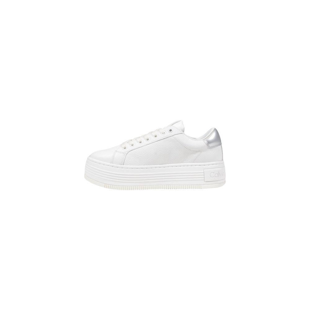 Sneakers plateforme en cuir argenté de Calvin Klein Jeans, style moderne et tendance, avec semelle épaisse et design élégant.