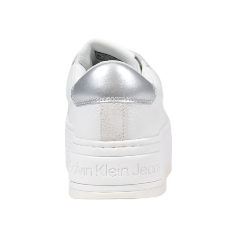 Chaussures sneakers plateformes en cuir argenté de Calvin Klein Jeans, style moderne et tendance.