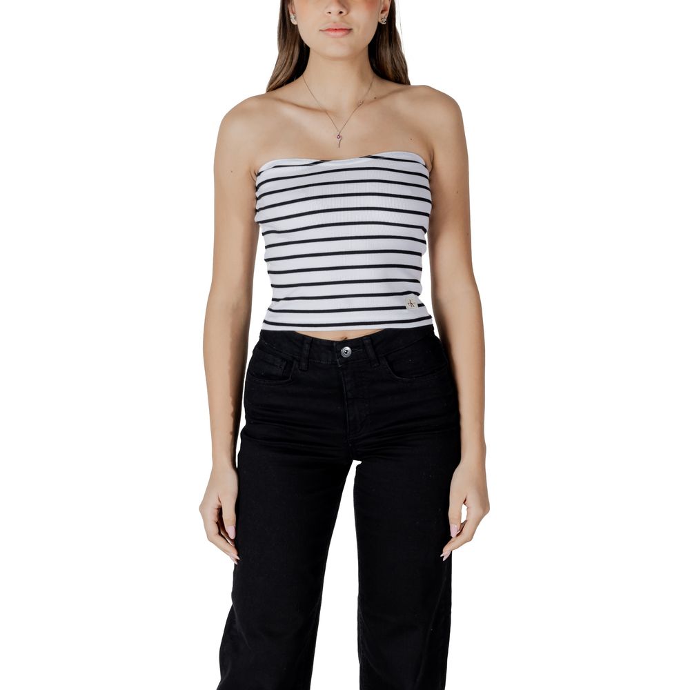 Haut blanc en coton recyclé de Calvin Klein Jeans, coupe décontractée et détails modernes, porté dans une tenue décontractée.
