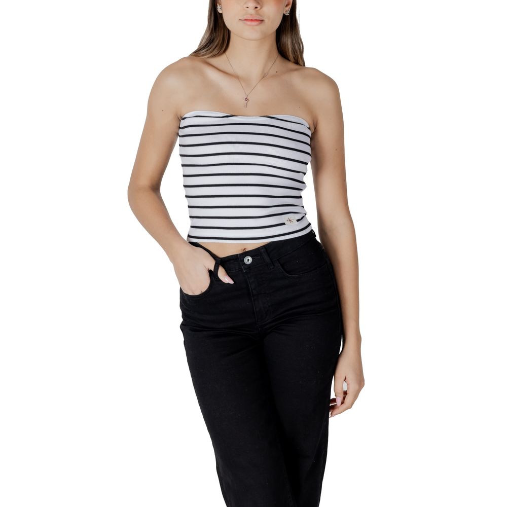 Haut blanc en coton recyclé de Calvin Klein Jeans, coupe décontractée, porté avec col rond et manches longues.