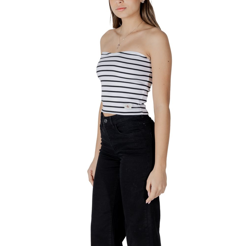 Haut blanc en coton recyclé de Calvin Klein Jeans, coupe décontractée, porté sur un mannequin.