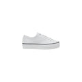 Chaussures plateforme en cuir noir et blanc de Calvin Klein Jeans, sneakers tendance avec logo visible.