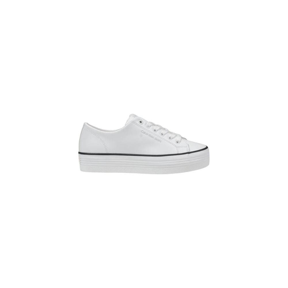 Chaussures plateforme en cuir noir et blanc de Calvin Klein Jeans, sneakers tendance avec logo visible.