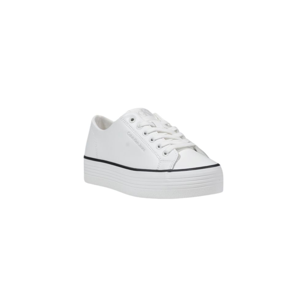 Sneakers plateforme en cuir noir et blanc de Calvin Klein Jeans, visibles avec détails de la semelle et design moderne.
