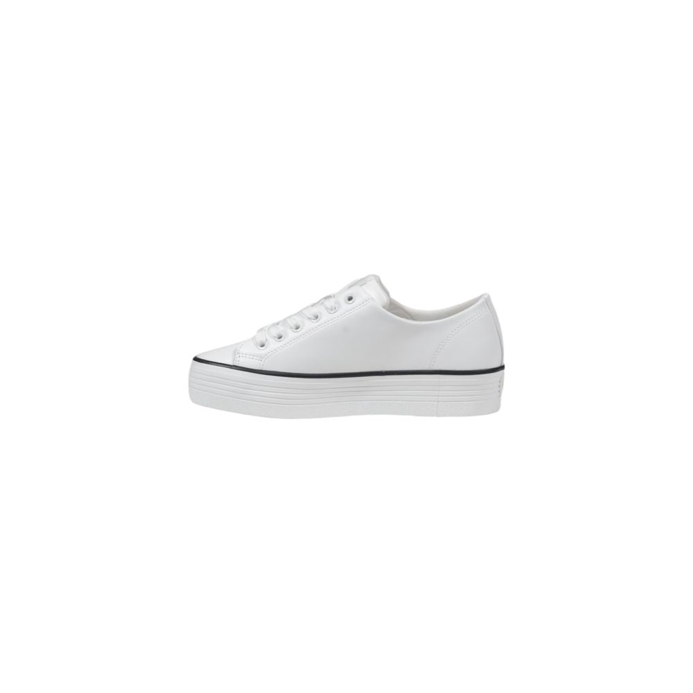 Chaussures sneakers plateforme en cuir noir et blanc de Calvin Klein Jeans, style moderne et tendance pour femmes et hommes.