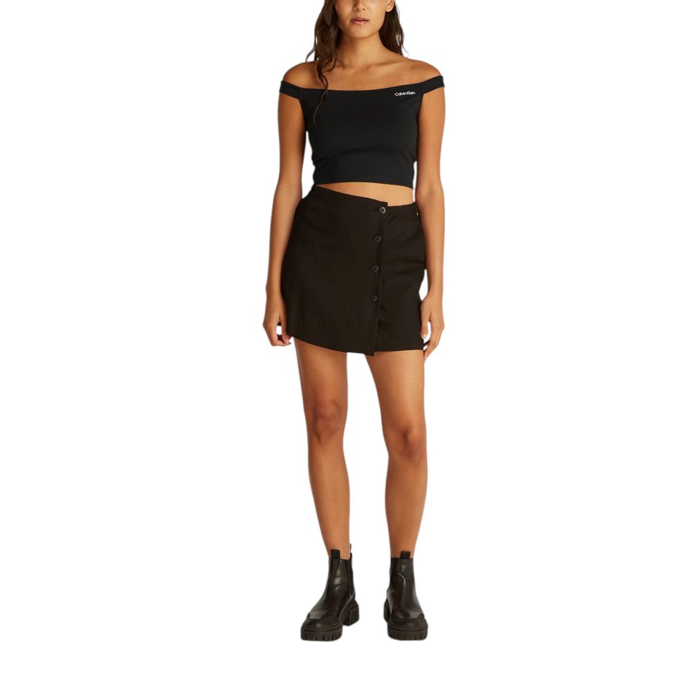 Haut noir en viscose de la marque Calvin Klein Jeans, détail élégant avec coupe moderne.
