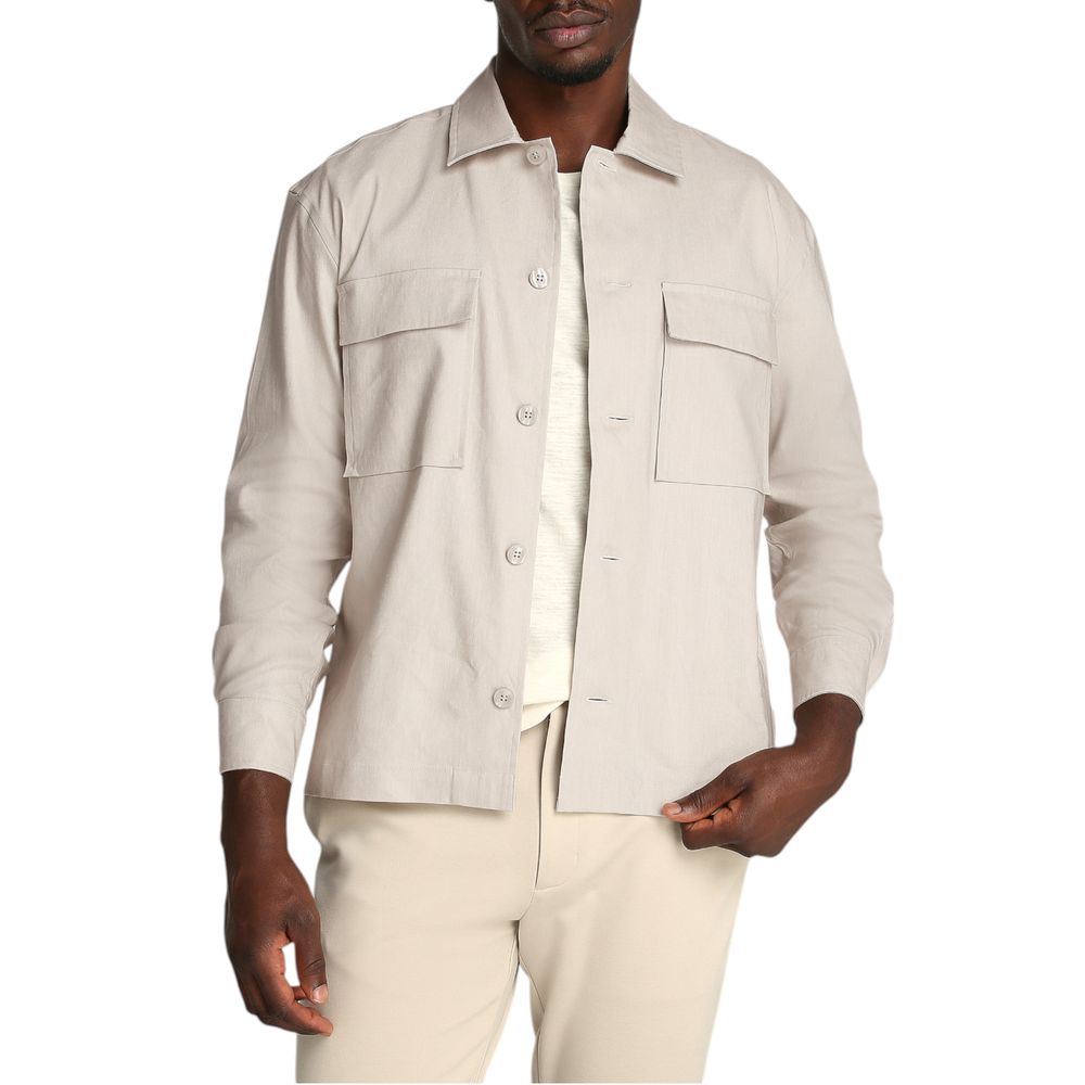 Manteau beige en lyocell de Calvin Klein porté, vue de face, avec col classique et manches longues.