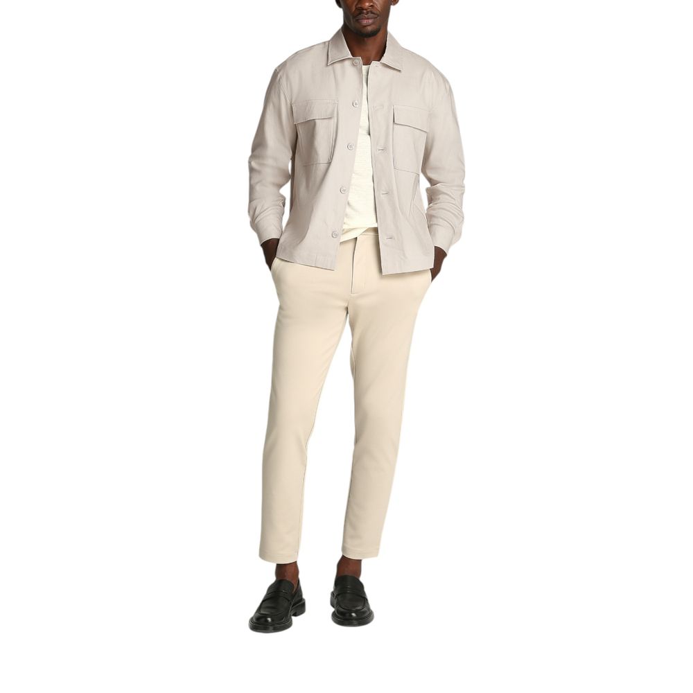 Manteau beige en lyocell de Calvin Klein, coupe élégante, porté avec col classique et manches longues.