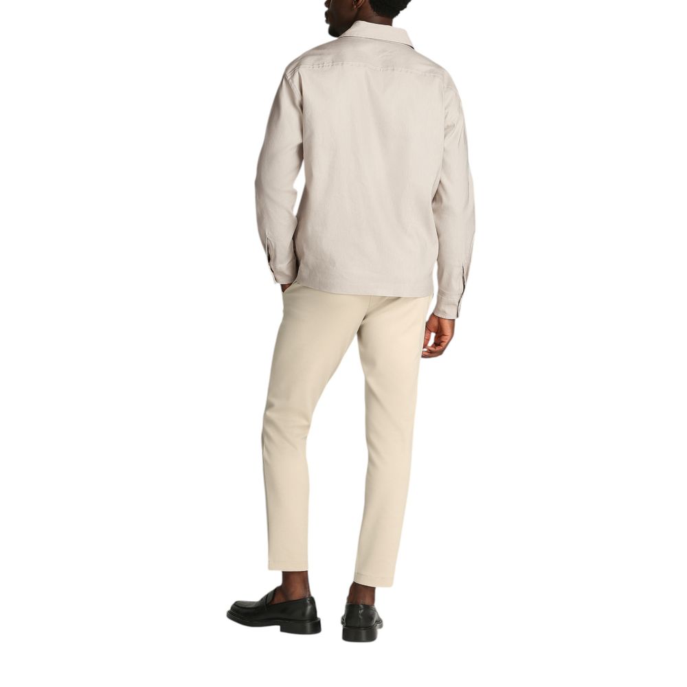Manteau beige en lyocell de Calvin Klein, coupe élégante, porté sur un mannequin, détail du tissu doux et léger.