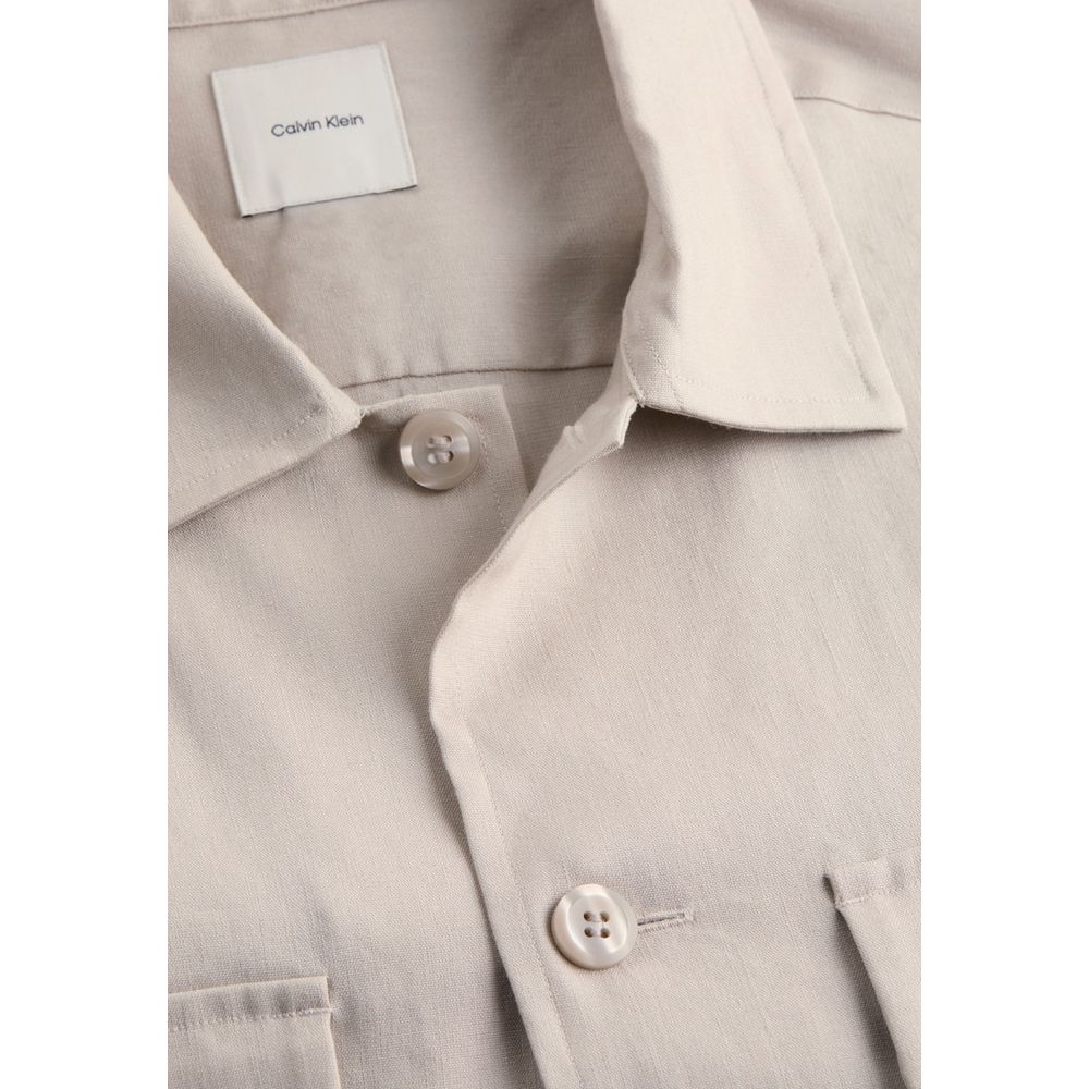 Manteau beige en lyocell de Calvin Klein, image montrant le tissu doux et le design élégant du manteau.
