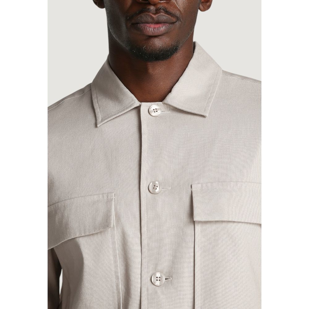 Manteau beige en lyocell de Calvin Klein, vue de face, avec col classique et poches latérales.
